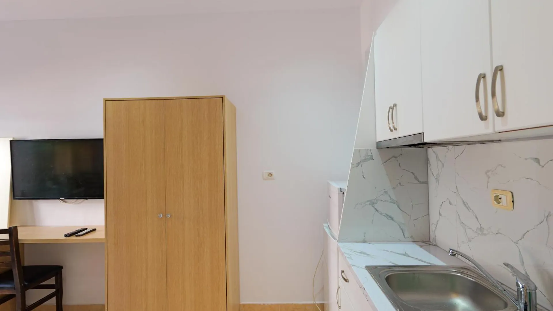 Guest house Hotel Chris Ksamil