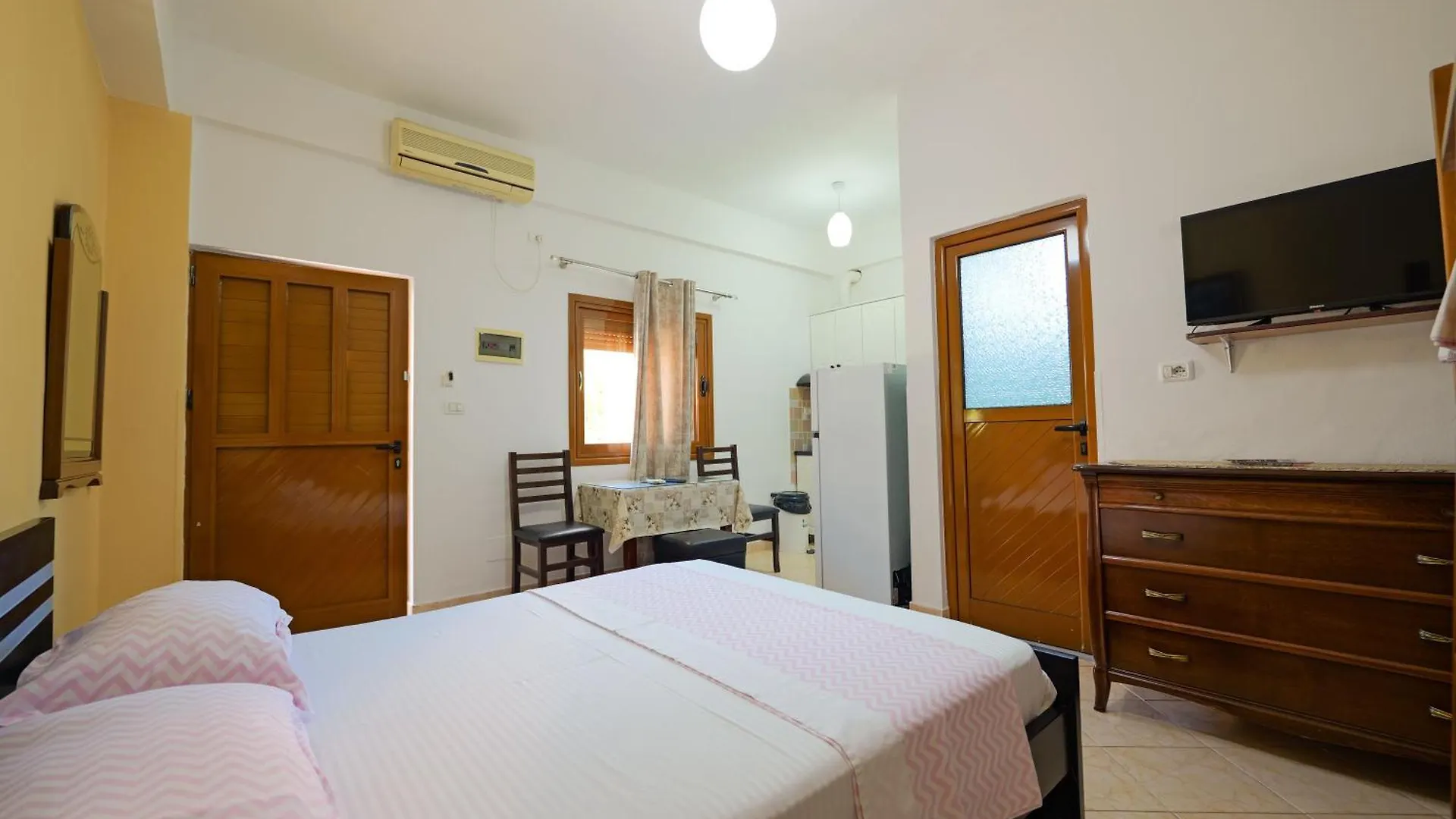 Hotel Chris Ksamil 3*,