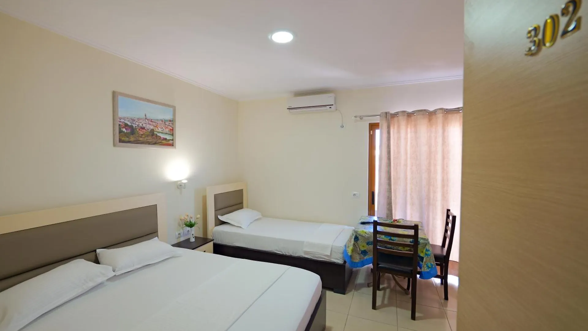 Hotel Chris Ksamil 3*,