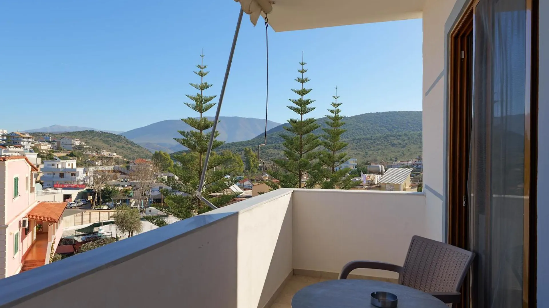 Guest house Hotel Chris Ksamil