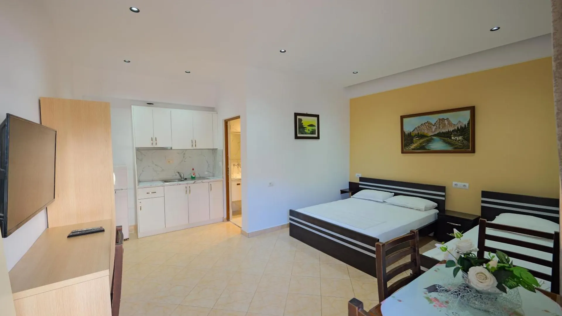 Guest house Hotel Chris Ksamil