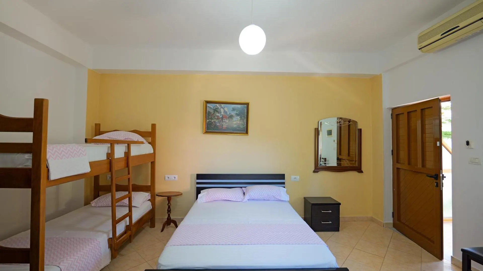 Hotel Chris Ksamil 3*,