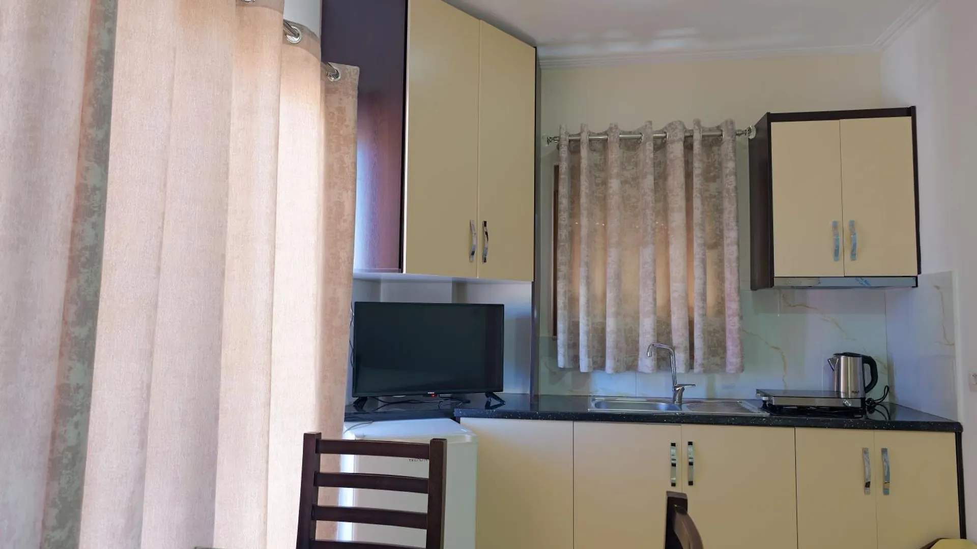 Hotel Chris Ksamil Guest house
