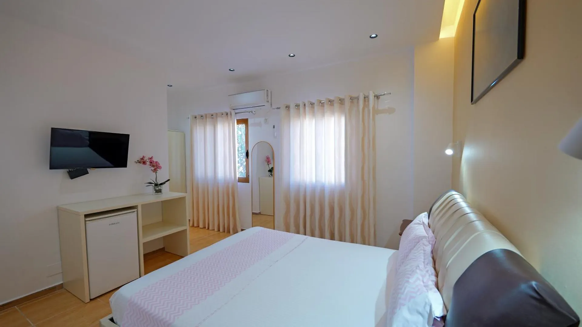 Hotel Chris Ksamil 3*,
